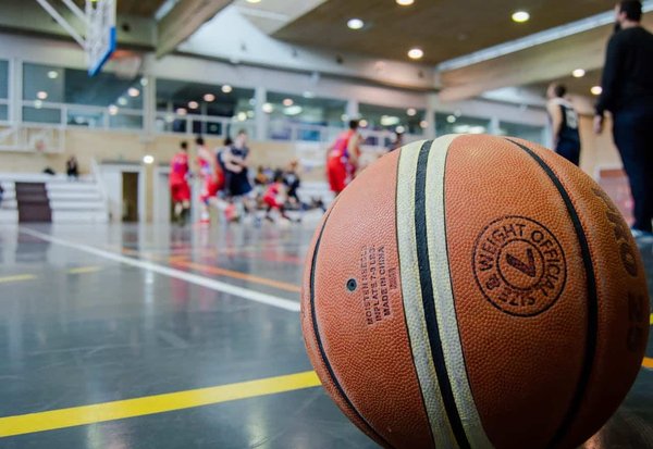 Quels sont les exercices de pliométrie pour améliorer la détente verticale chez les jeunes basketteurs ?