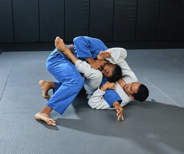 Comment les techniques de grappling en Judo peuvent-elles être utilisées pour enseigner les chutes sécurisées aux enfants?